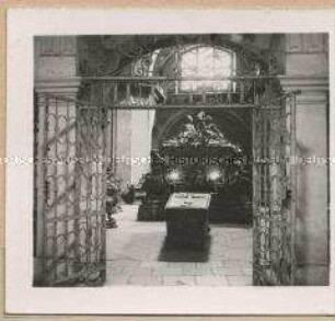 Wien, Kaisergruft unter der Kapuzinerkirche, Prunksarkophag Maria Theresias und der schlichte Sarg Josefs II.