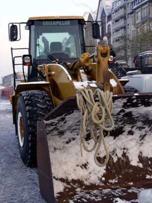 Bagger mit gefüllter Schaufel