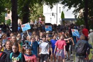 Bad Oldesloe: Kindervogelschießen: Am Bürgerpark Blickrichtung Südwesten: Einzug auf den Exer: Festumzug Theodor-Mommsen-Schule Klassen 5b, 5c und 5d: 13. Juli 2023
