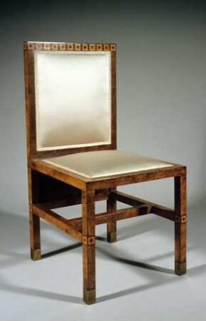 Stuhl aus einem Speisezimmer-Ensemble