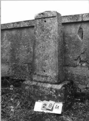 Grabstein 28 (Index: 100114946) Zustand: Textplatte fehlt Maße HxBxT: 136x34x14 cm Beschreibung: Obelisk auf Sockel, eingesetzte Textplatte: Grabstein 28/1