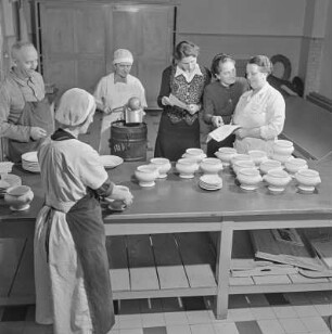 Werkfrauen in der Suppenküche