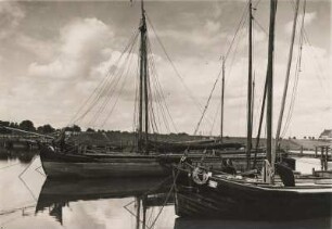 Westpreußen. Angelegte Fischerboote auf der Nogat bei Marienburg