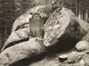 Sebnitzer Peststein : Sebnitz. Peststein,1740 errichtet, erneuert 1835, im Gemeindewald, nahe der Straße nach Neustadt