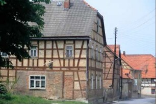 Straße mit anliegenden Häusern