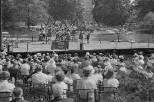 Auftritt der Waldburger Folkloregruppe auf der Seebühne im Stadtgarten