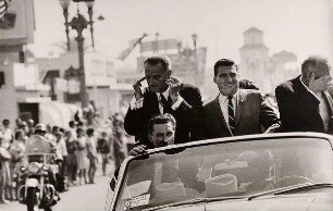 Lyndon B. Johnson während eines Wahlkampfauftritts