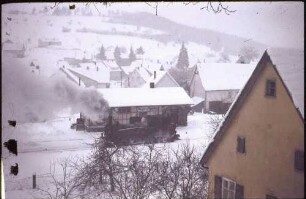 Lok 12 Schneepflug, Bahnhof Neufra, das Bahnhofsgebäude stand von 1907 - 1977; Foto veröffentlicht im Bildband Neufra 1991