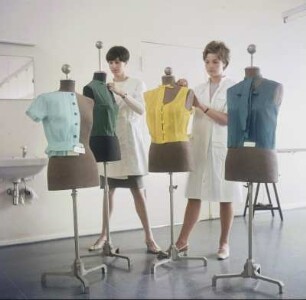 Fachhochschule Niederrhein. Fachbereich Textil- und Bekleidungstechnik. Schülerinnen der Modeklasse üben das Abstecken an Kleiderpuppen
