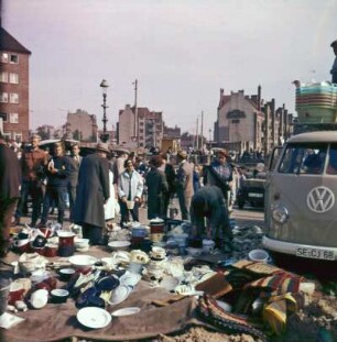 Hamburg. Altona. Markttreiben auf dem Flohmarkt, Töpfe und Geschirr werden angeboten