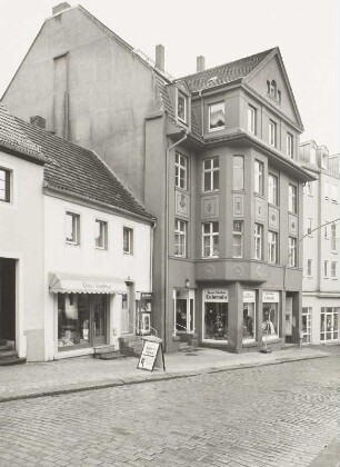 Radeberg, Wohnhaus : Radeberg. Wohnhaus mit Laden. Hauptstraße 31. Um 1908. Straßenansicht