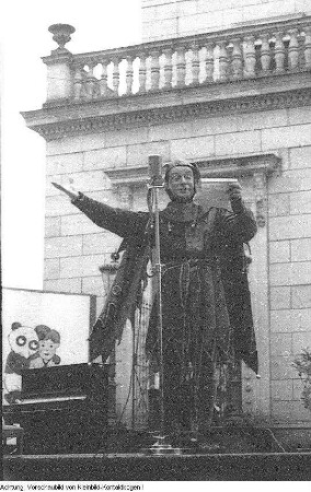 Junge Pioniere, verschiedene Veranstaltungen in Dresden: Weihnachten im Pionierpalast "Walter Ulbricht", Ausstellung der außerschulischen Einrichtungen der Stadt Dresden am Postplatz, Kinderfest der Zeitung "Wochenpost", Dezember 1954 - Juli 1955 & Kulturausscheid der Jungen Pioniere, 12. Juni 1955