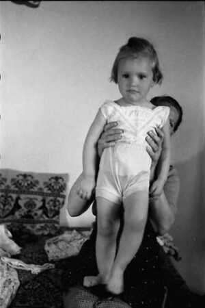 Bukarest: Familie Theil [Frau Theil mit Tochter]