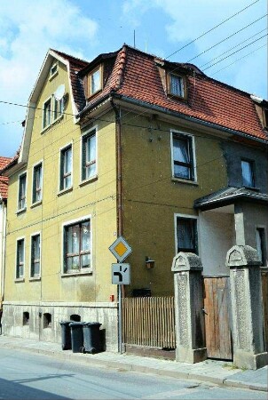 großes Wohnhaus mit Mansarddach