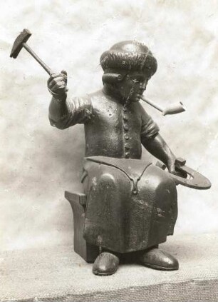 Handwerkerfigur. Heiliger Eligius der Berliner Hufschmiede. Holz, geschnitzt, Tonpfeife später hinzugefügt