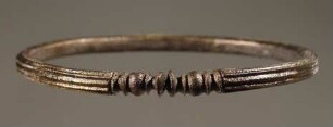 Armring, in Knöpfe auslaufend