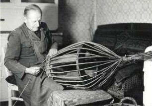 Korbflechterei in Klein Neida : Handwerkstechniken - Korb- und Besenmacherei. Ort: Wojerecy / Hoyerswerda. Matej Tillich beim Korbflechten, Klein Neida