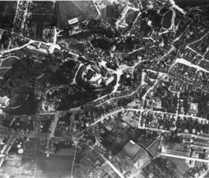 Deutschland (Thüringen?). Ballonfahrt. Stadtansicht mit Burganlage. Luftbild-Senkrechtaufnahme aus ca. 1000 m Höhe