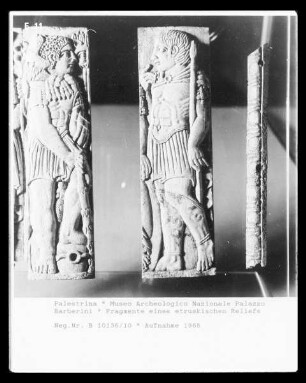Fragmente eines etruskischen Reliefs