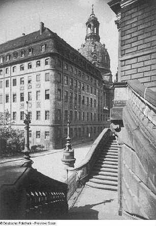 Dresden, Coselpalais : Dresden-Altstadt. Blick von der Treppe des Akademiegebäudes zur Frauenkirche und Rückseite des Cosel-Palais