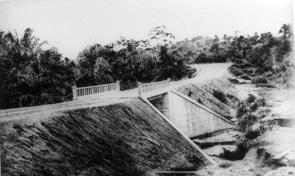 A Southern Province Road (pont sur une petite rivière)