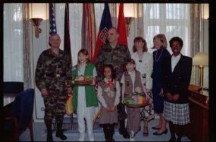 Fotografie: Besuch der Girl Scouts in den Lucius D. Clay Headquarters in Berlin-Dahlem