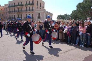 Monte Carlo - Wachaufzug : Täglicher Wachaufzug 11:55 Uhr vor dem Fürsten-Schloss in Monaco. 2006