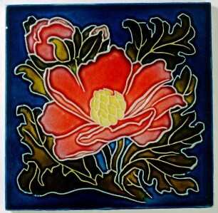 Fliese mit floralem Jugendstildekor