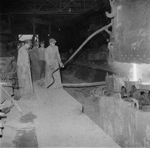 Thale. VEB Eisen- und Hüttenwerke Thale, Stahlwerk. Abguss von Siemens-Martin-Stahl aus einer Kranpfanne in Kokillen