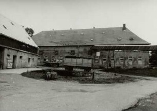 Hallbach, Dorfstraße 121/122. Gehöft. Stallgebäude (Nummer 122) mit Sonnenuhr (1862)