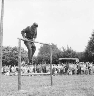 Meddewade: Amtsfeuerwehrfest des Amtes Bad Oldesloe-Land und 80-jähriges Jubiläum der Freiwilligen Feuerwehr Meddewade: Festwiese: Schnelligkeits- und Geschicklichkeitswettbewerb: Feuerwehrmann beim Klettern über Gerüst: hinten Zuschauer: 05.07.1969