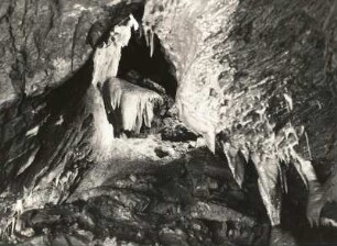 Vogtland. Syrauer Höhle, Sinterabscheidungen, "Versteinerter Wasserfall" in der "Schatzkammer"
