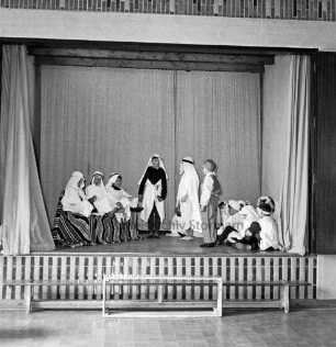 Grund- und Hauptschule: Soltausredder: Turnhalle: Verabschiedung von Konrektor Jürgen Ehlers: Vorführung eines Märchenspiels: Blick auf die Bühne mit Schulkindern als Schauspieler