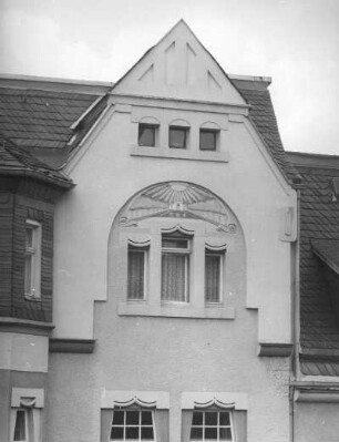 Adorf. Wohnhaus, Karl-Liebknecht-Straße 18. Giebel, Fenster im 3. Obergeschoss