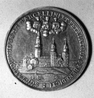Taler mit der Abteikirche Seligenstadt : Taler mit der Abteikirche Seligenstadt. Silber. Seligenstadt (Kreis Offenbach), Landschaftsmuseum