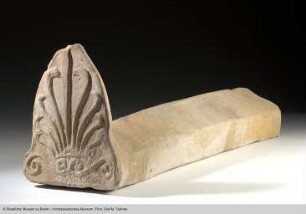 Dachziegel mit Giebelabschluß und Palmette