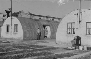 Berlin. Nissen-Hütten am S-Bahnhof Hohenzollerndamm. Alltag vor den Häusern