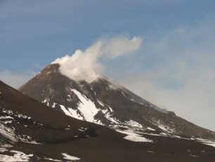 Ätna - aktiver Vulkan : Aus dem 3340 m hohen Krater steigen ständig Gaswolken auf. Aufgenommen im November 2007. Foto: Uwe Gerig