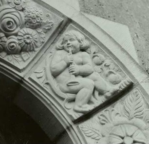 Dresden-Loschwitz, Kügelgenstraße Nr. 12. Haus Höhne, Portal, Detail: Putto mit Blasinstrument