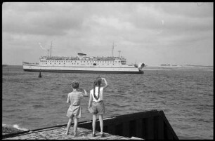 Grossenbrode: Fährschiff, Theodor Heuss, läuft in Hafen ein, Vordergrund winkende Kinder