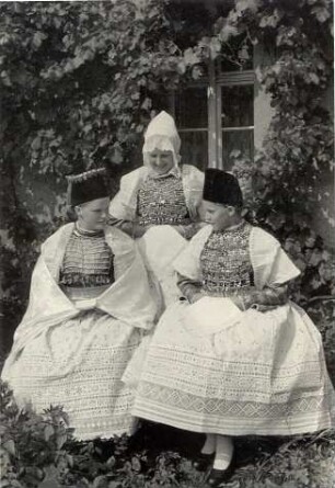 Hochzeitstracht aus Seidewinkel : Kleidung - Hoyerswerdaer Tracht. Ort: Židźino / Seidewinkel. Hoyerswerdaer Hochzeitstracht: Braut, Brautjungfer (družka), Brautführerin (słónka)