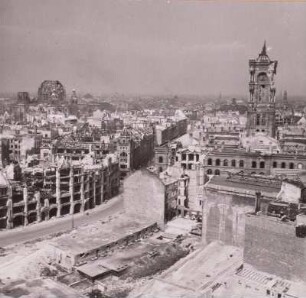 Berlin. Blick auf das zerstörte Stadtzentrum mit Dom und Rotem Rathaus