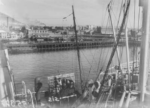 Der Hafen : Die Hafenlandschaft mit Kai, Steg und Hafenstadt von Kapstadt