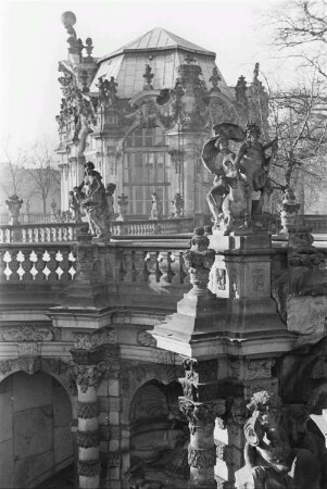 Dresden-Altstadt. Zwinger (1709/1728; M. D. Pöppelmann). Blick vom Zwingerwall über das Nymphenbad zum Wallpavillon