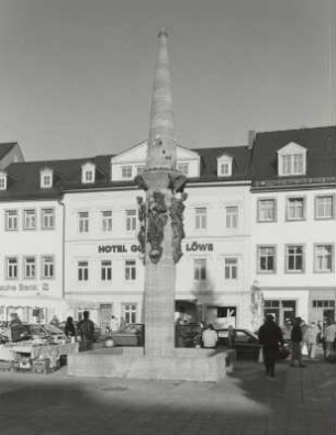 Marktbrunnen als Denkmal für die Gefallenen des 1. Weltkrieges : Marktbrunnen als Denkmal für die Gefallenen des 1. Weltkrieges. Stein, Bronze (1929; G. Wrba). Rochlitz, Markt