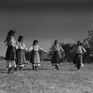 Tanzgruppe. Tänzerinnen einer Folkloregruppe in bulgarischer Tracht