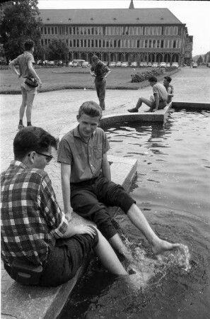 Erfrischung in den Wasserbecken am Schloßplatz.