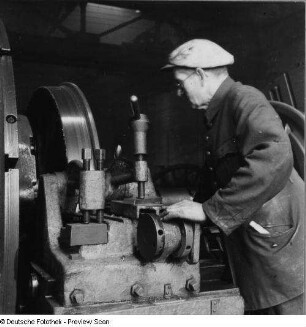 Berlin, Reichsbahnausbesserungswerk, Radsatz-Drehbank, Abdrehen Lokradsatzes