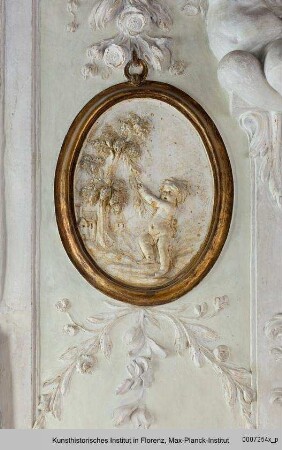 Stuckreliefs mit Puttendarstellungen : Putto, an einem Ast ziehend