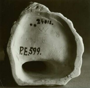 Biscuitporzellan, eingeritzte Zeichen, Fischer, Ludwigsburg, um 1765